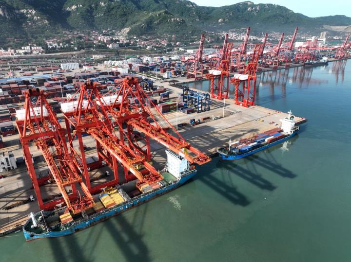 5月9日，在江苏连云港港集装箱码头，货轮停靠在泊位上装卸集装箱（无人机照片）。新华社发（王春摄）